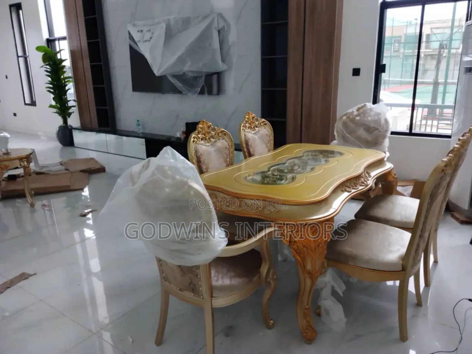 Exclusive Royal Dinnig Set With Six Chairs