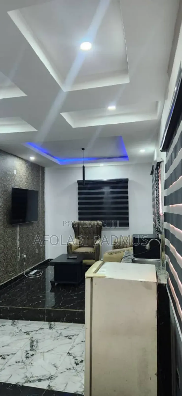 Room and Parlour for Short Let