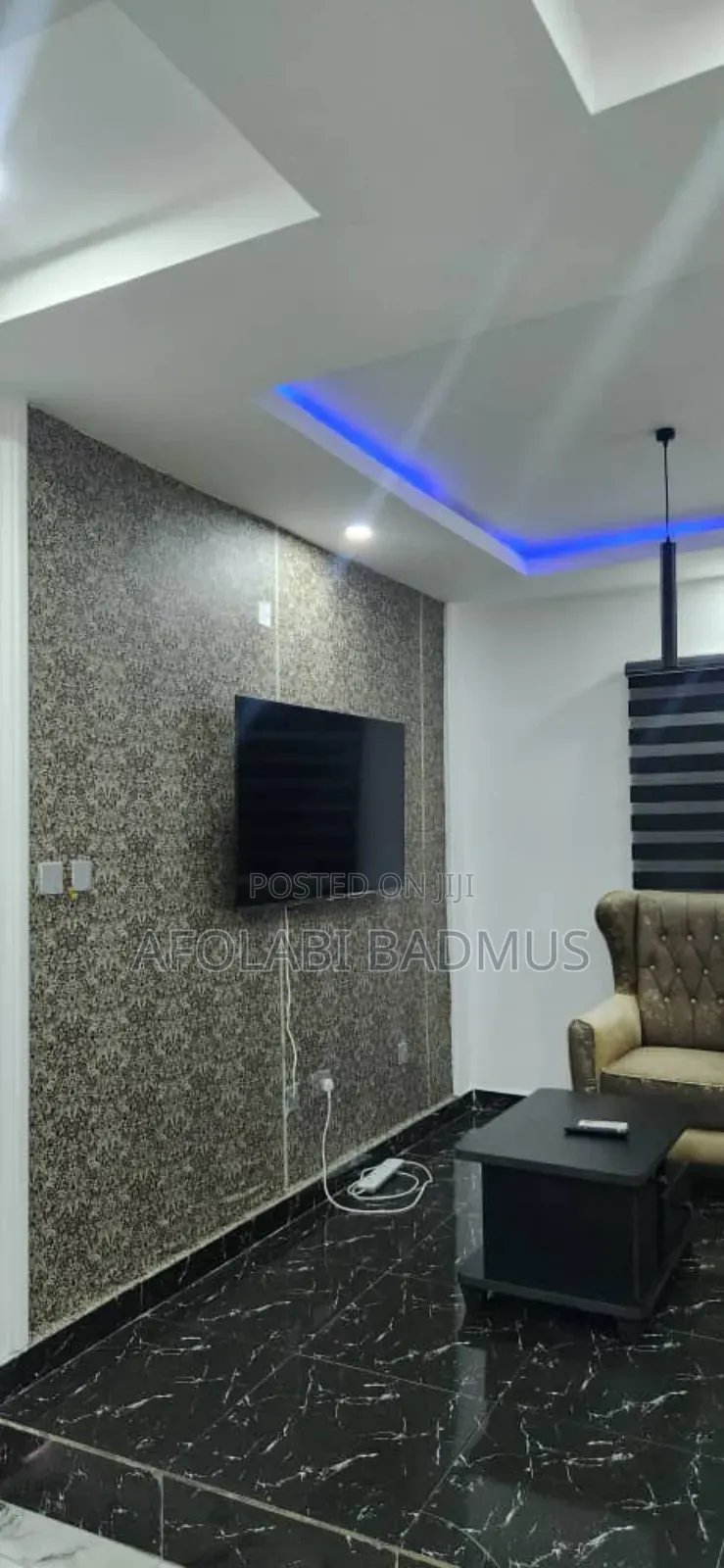 Room and Parlour for Short Let