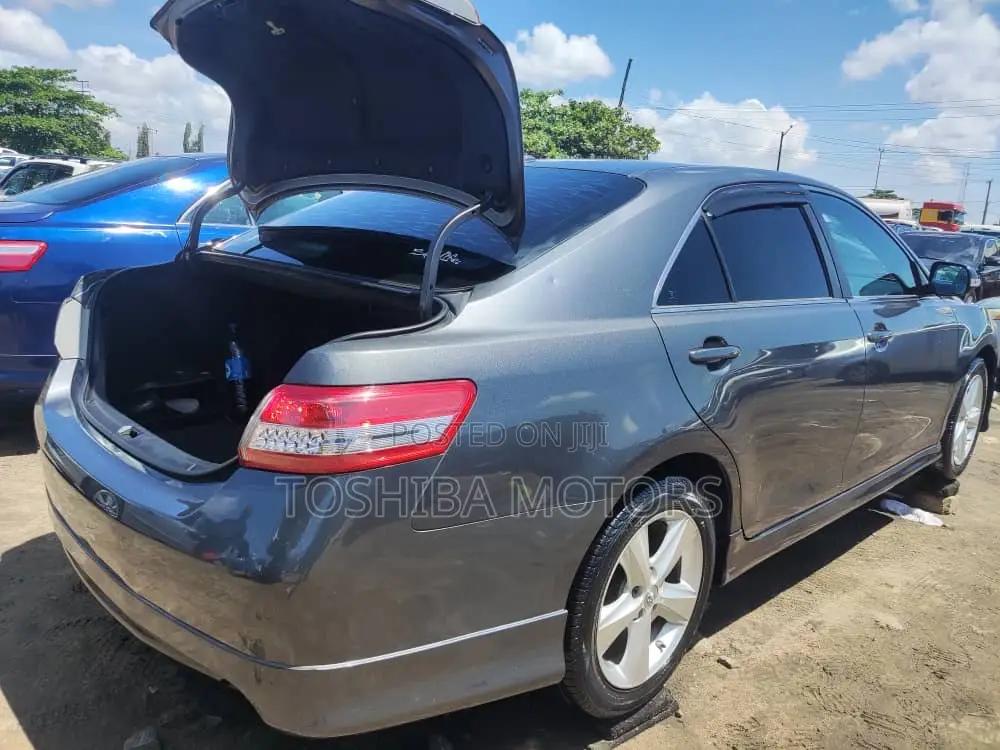 Toyota Camry SE 4dr Sedan (2.5L 4cyl 6A) 2011 Gray