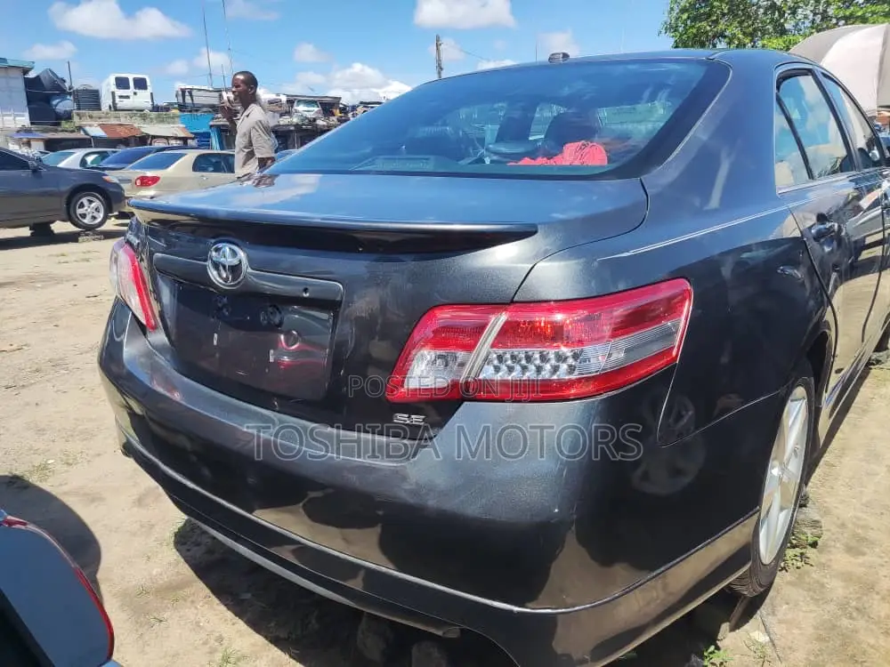Toyota Camry SE 4dr Sedan (2.5L 4cyl 6A) 2011 Gray