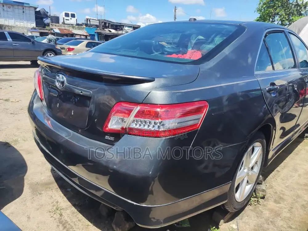Toyota Camry SE 4dr Sedan (2.5L 4cyl 6A) 2011 Gray