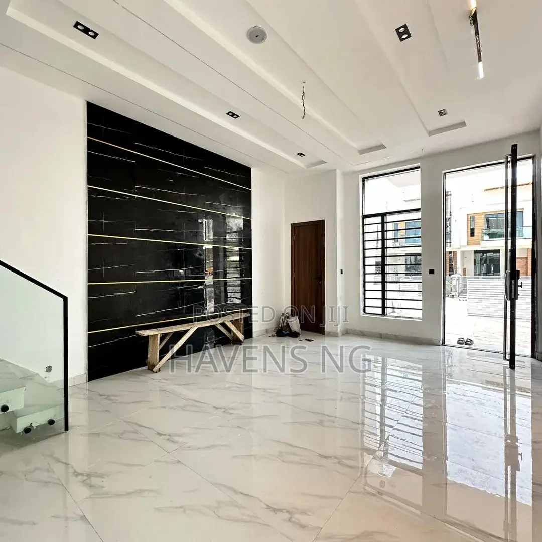 4bdrm Duplex in Ilaje for sale