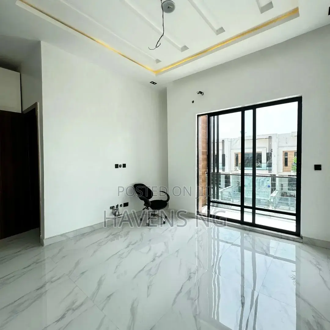 4bdrm Duplex in Ilaje for sale