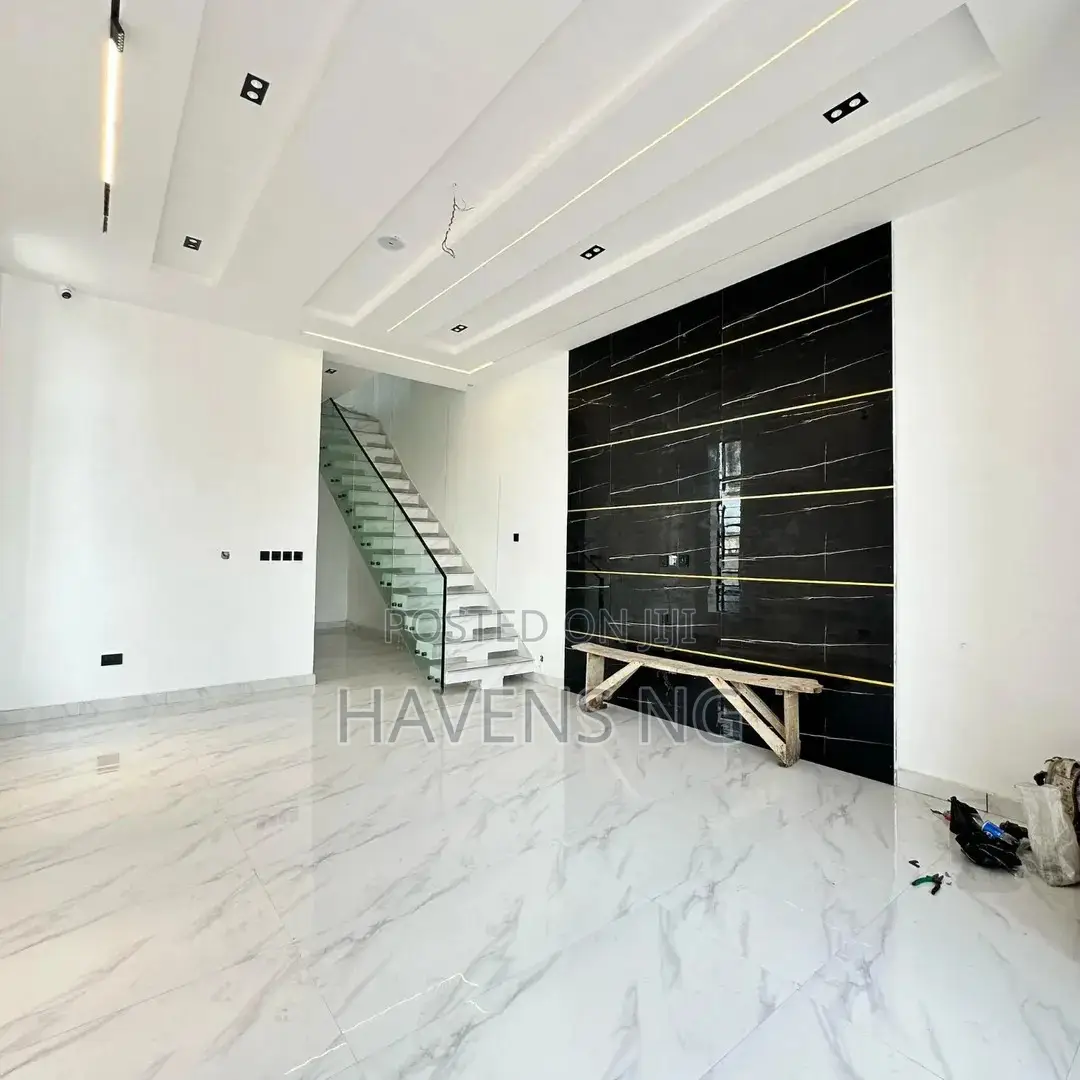 4bdrm Duplex in Ilaje for sale