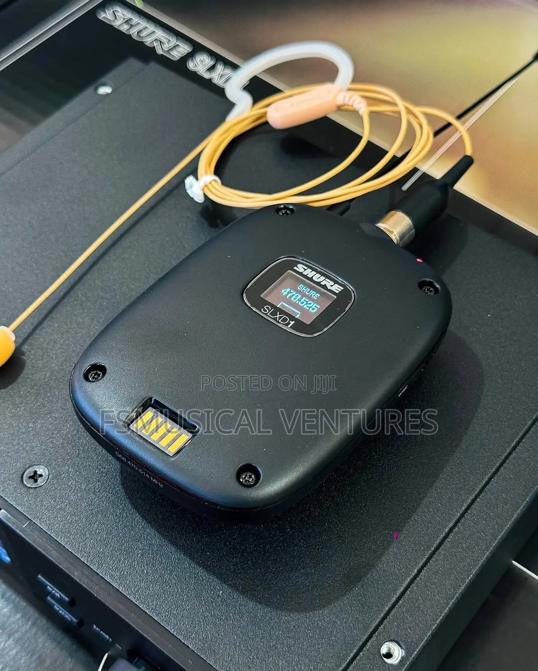 Shure Slxd14/153t Wireless System With Slxd1 Bodypack and Mx153 Earset