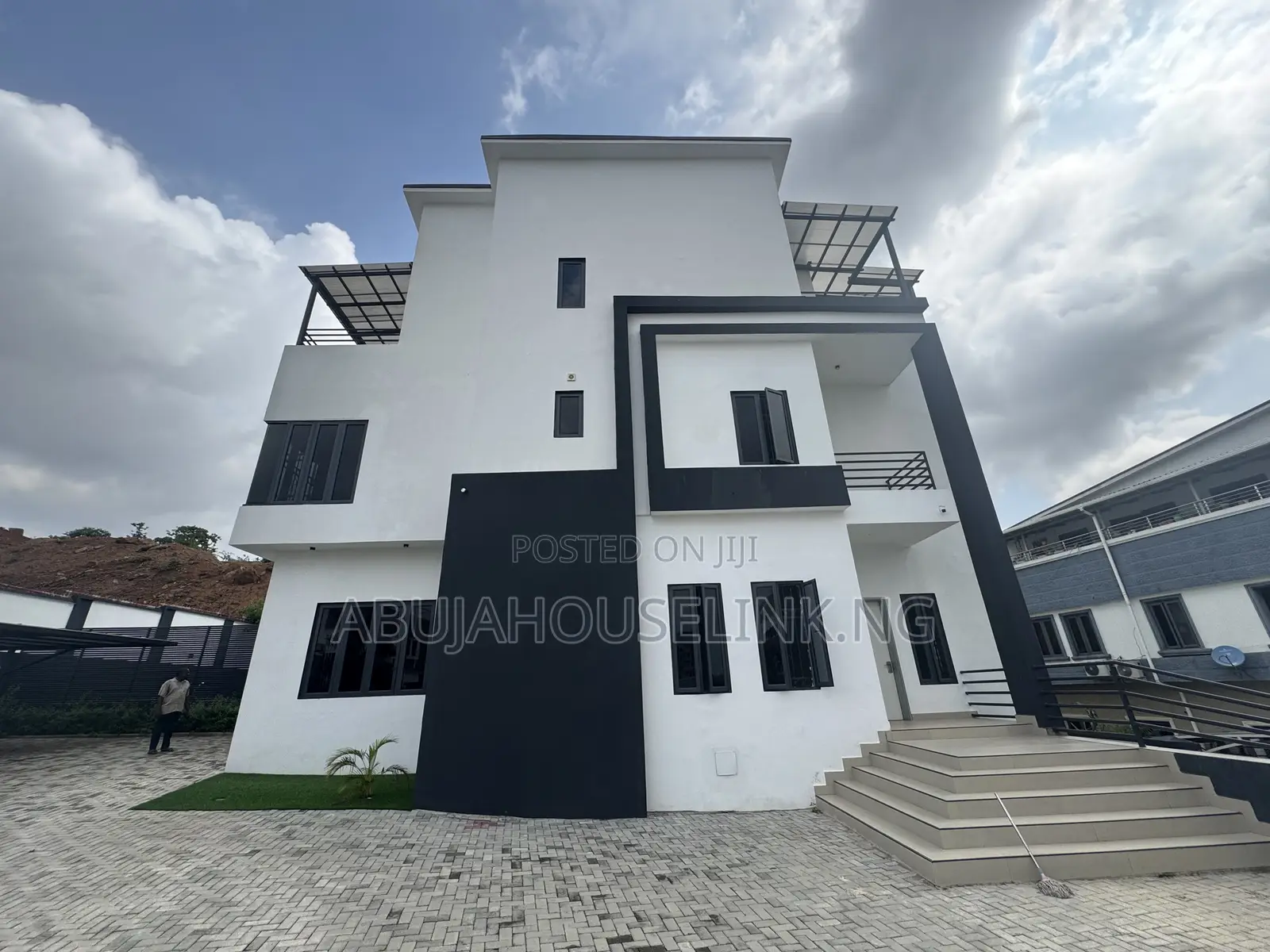 5bdrm Duplex in Guzape District for sale