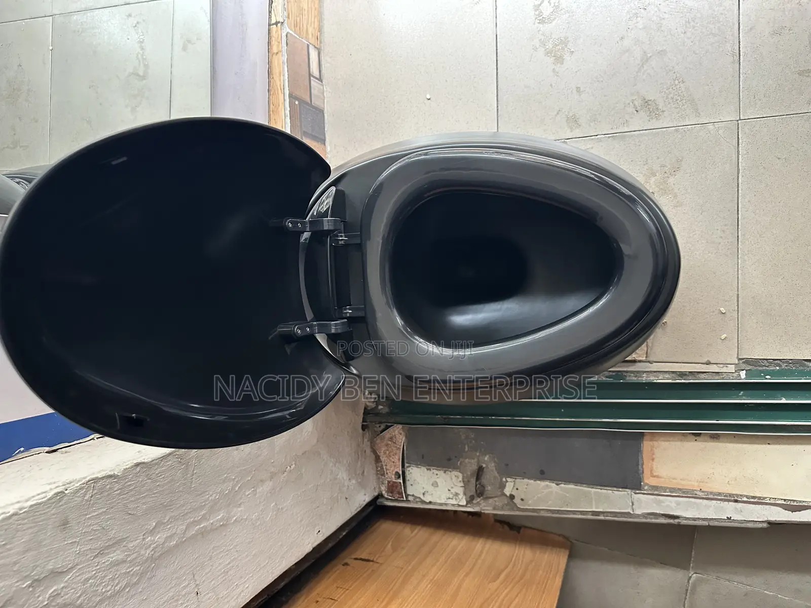 Black Conceal Wc (Egg Shaped).