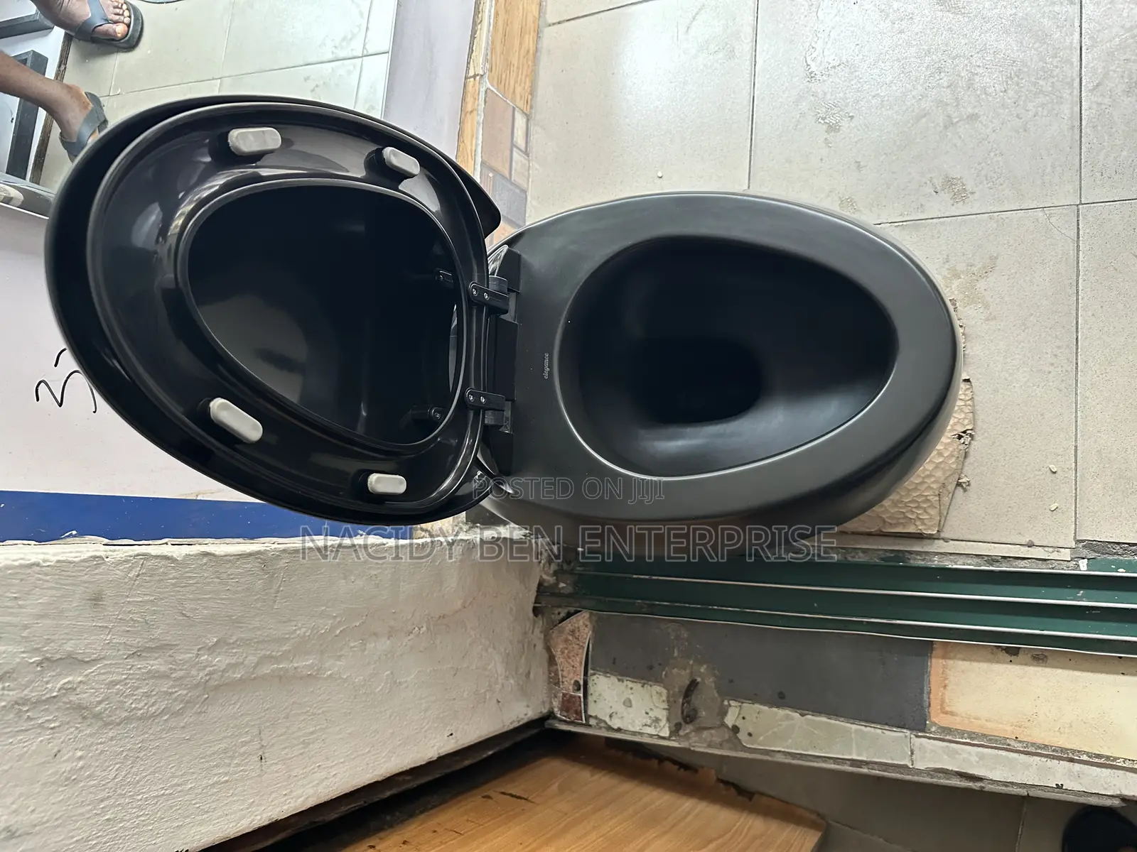 Black Conceal Wc (Egg Shaped).