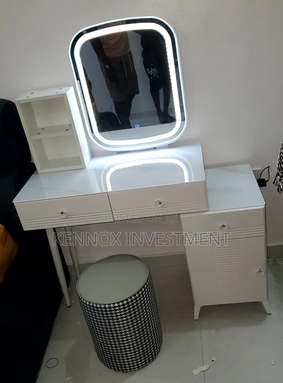 Standard Foreign Dressing Mirror Stand