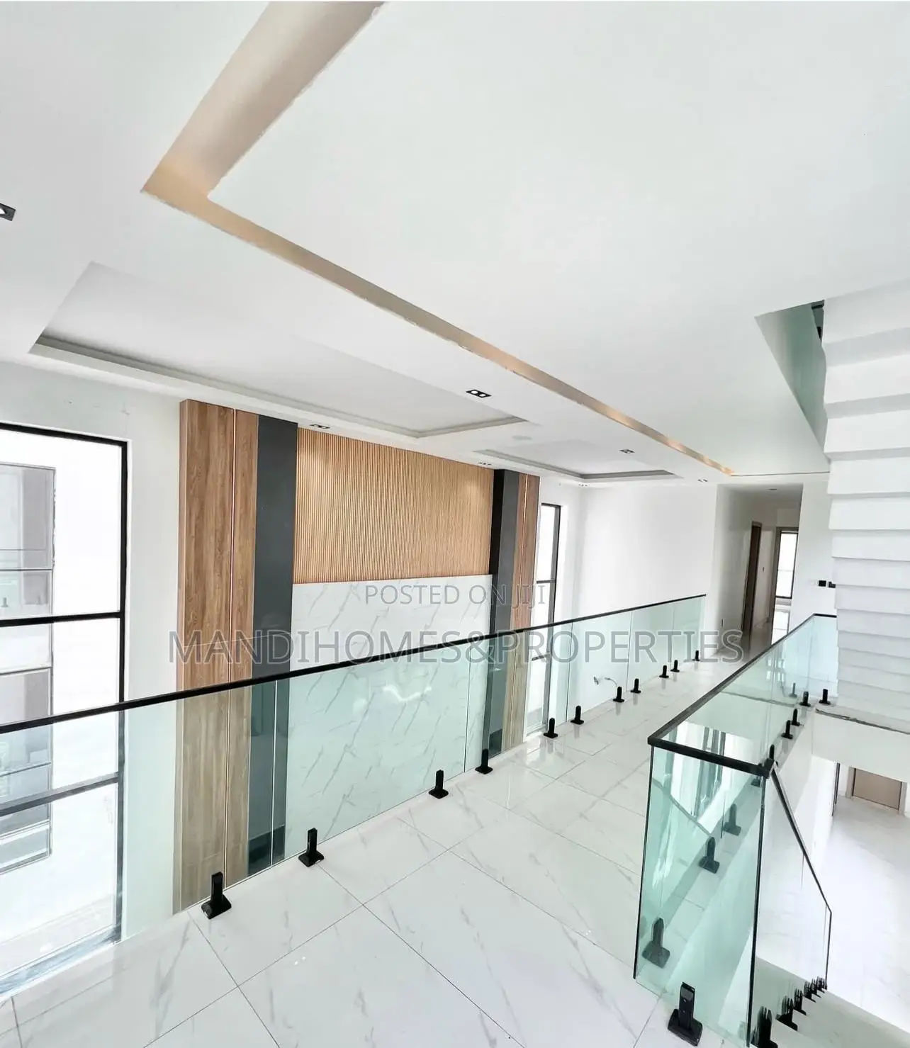 5bdrm Duplex in Chevron for sale