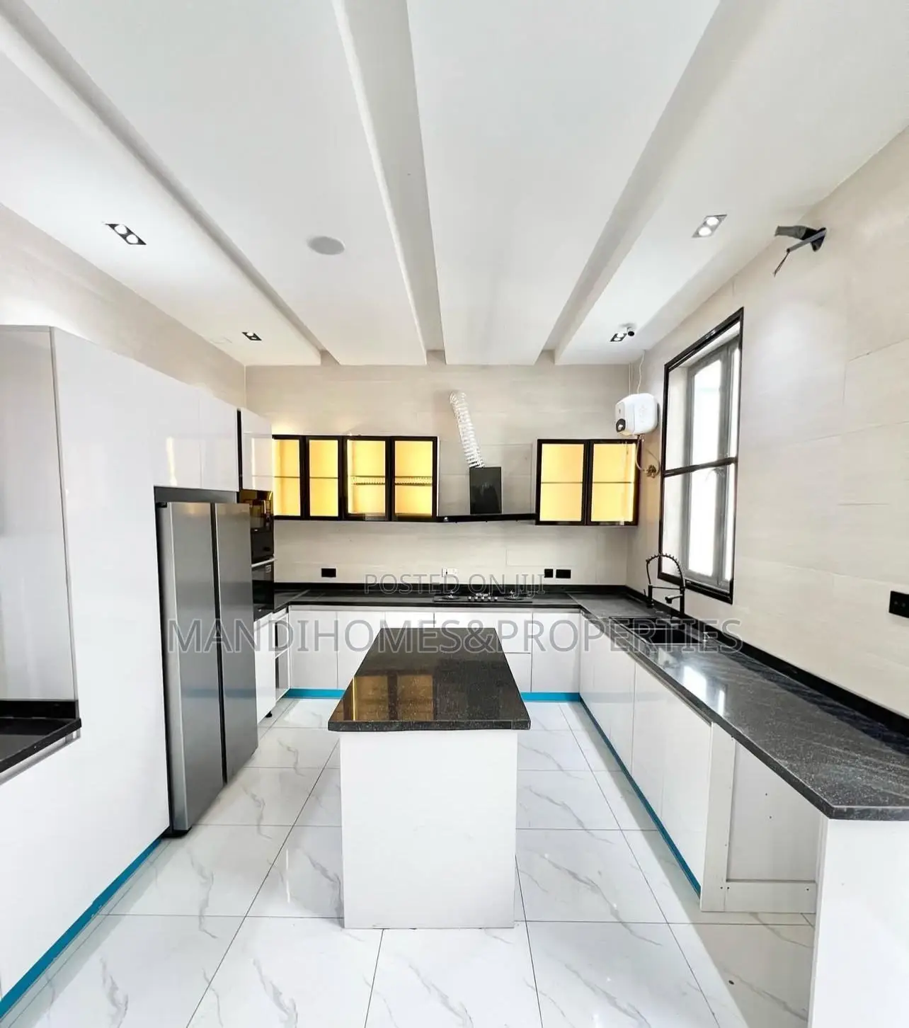 5bdrm Duplex in Chevron for sale