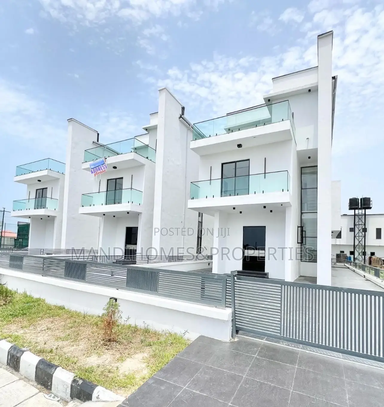 5bdrm Duplex in Chevron for sale