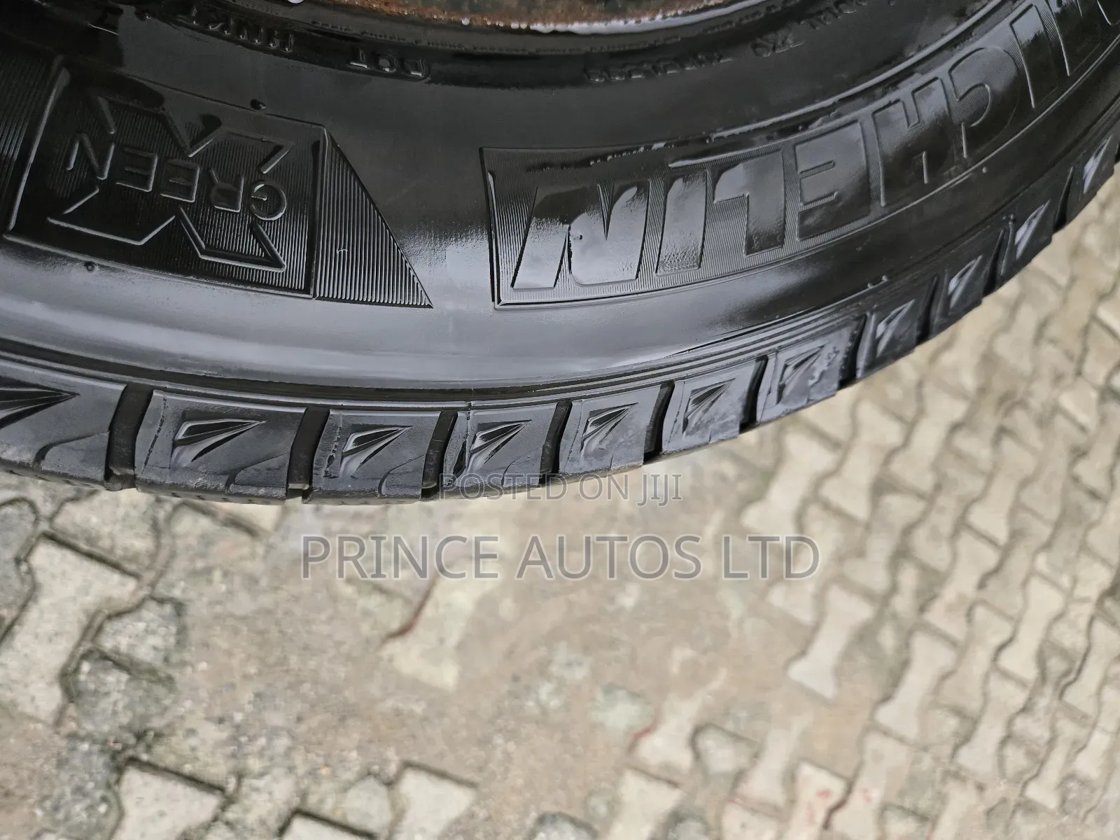 Neatly Used "17 Original Uniform Tyres From Usa (Suv)