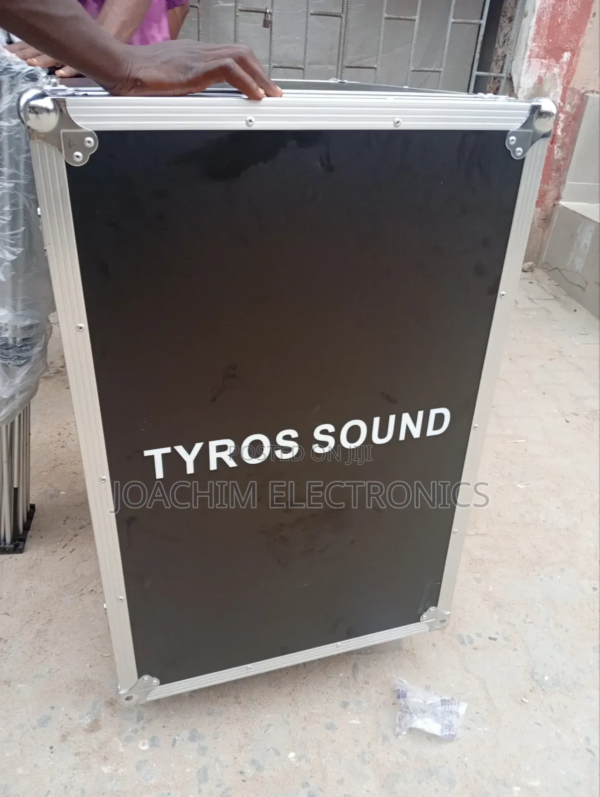 Tyros 16 U Close Amplifier Rack