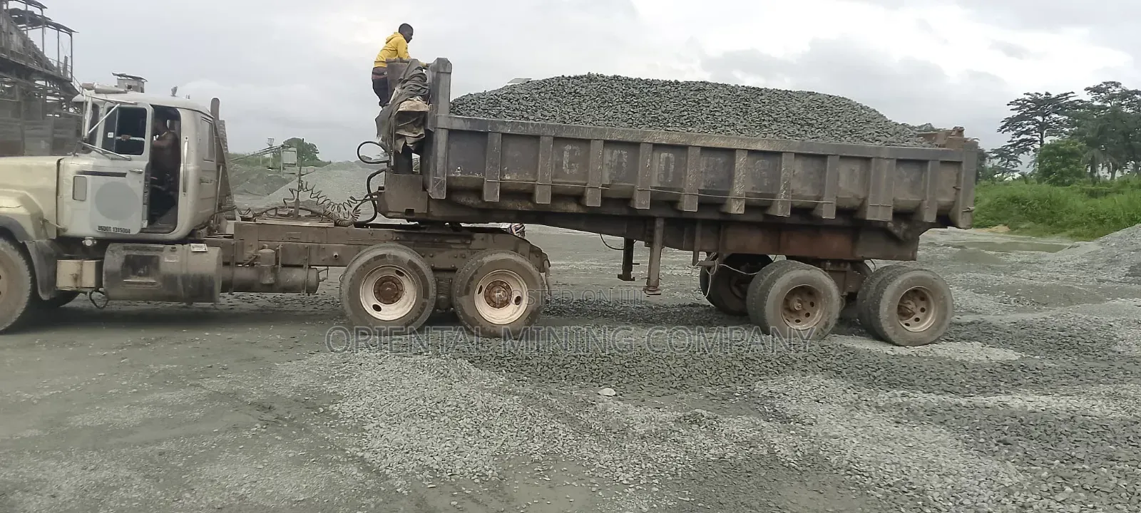 Oyi, Awka Sentraco Iron Black Chippings and Granite