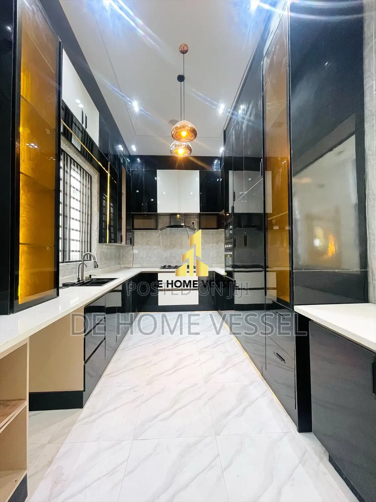 5bdrm Duplex in Chevron for sale