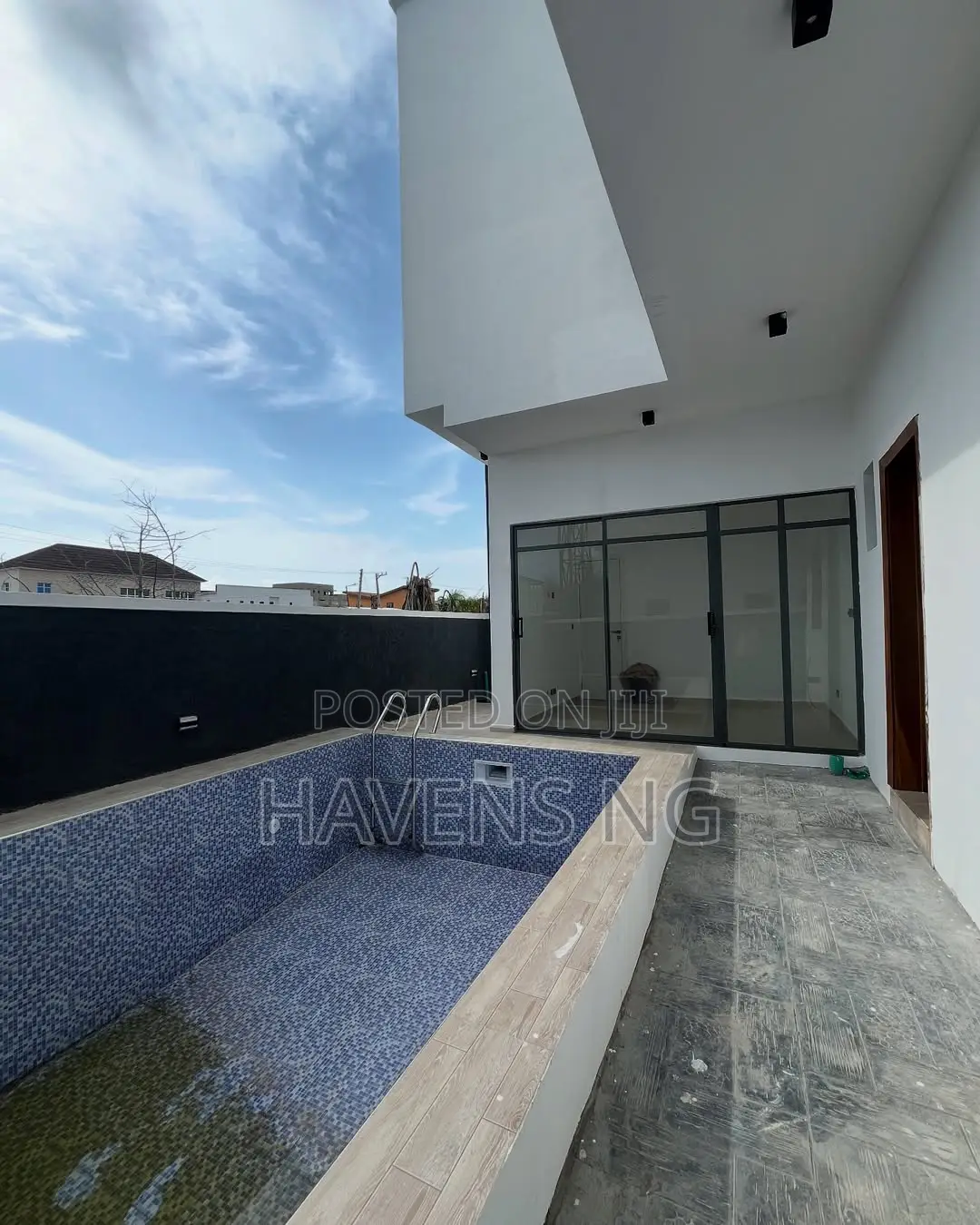 5bdrm Duplex in Ikota for sale