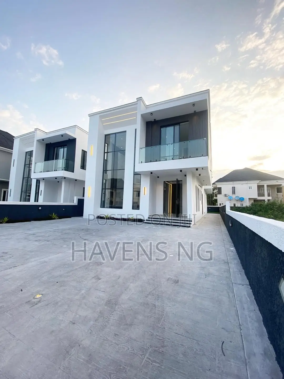 5bdrm Duplex in Ikota for sale
