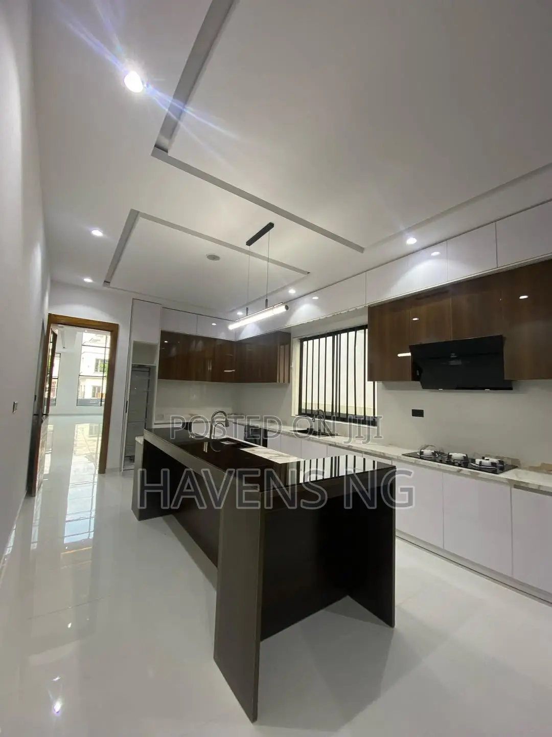 5bdrm Duplex in Ikota for sale