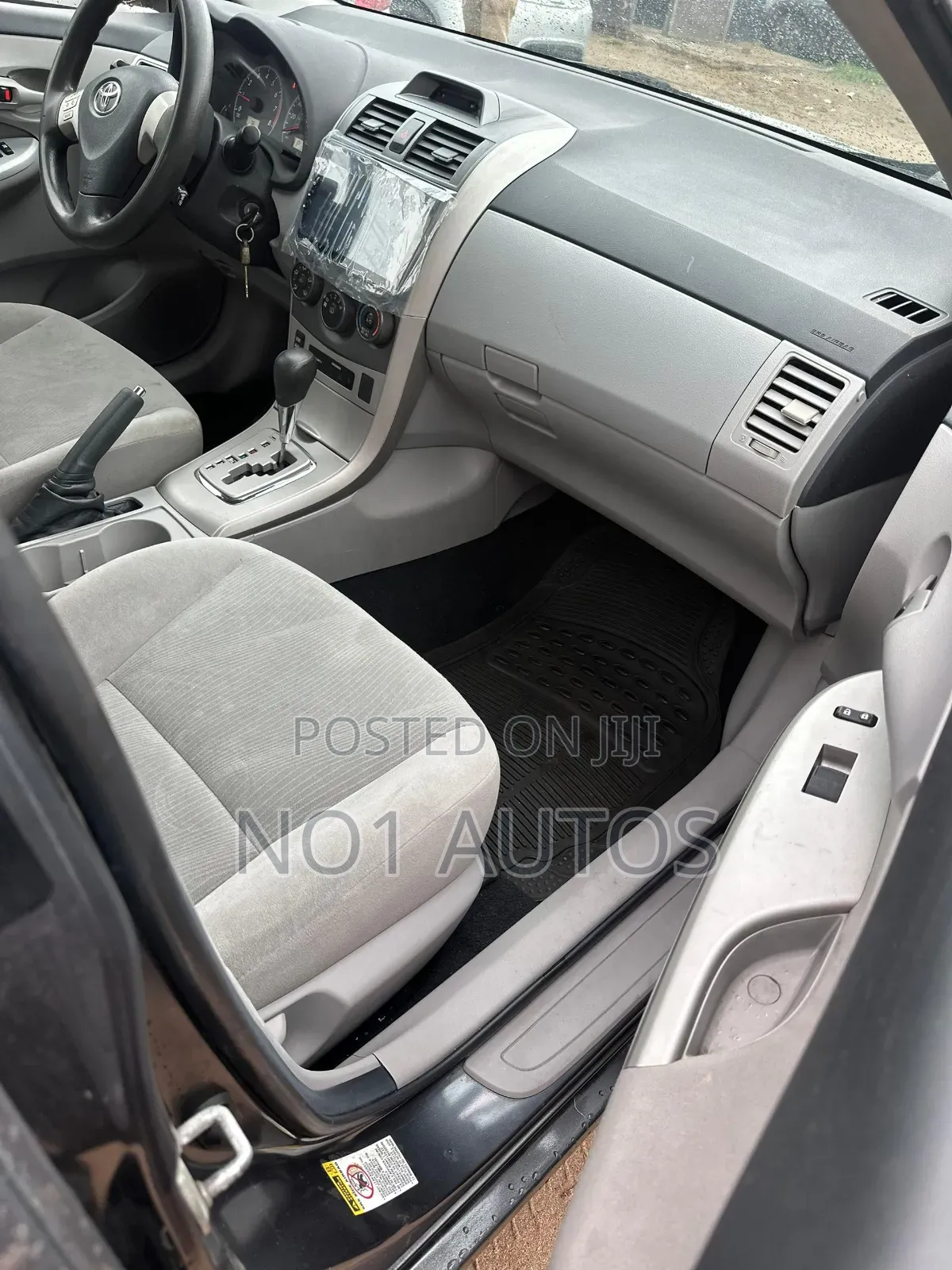 Toyota Corolla LE 4dr Sedan (1.8L 4cyl 4A) 2013 Gray