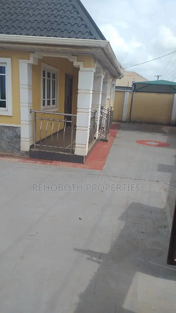 5bdrm Bungalow in Ologuneru, Ibadan for sale