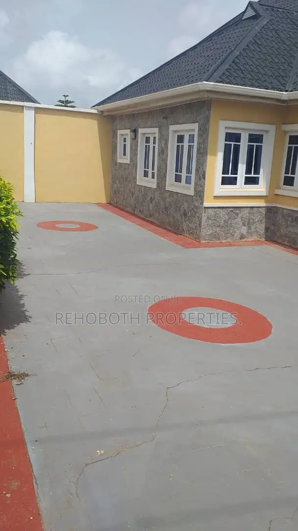 5bdrm Bungalow in Ologuneru, Ibadan for sale