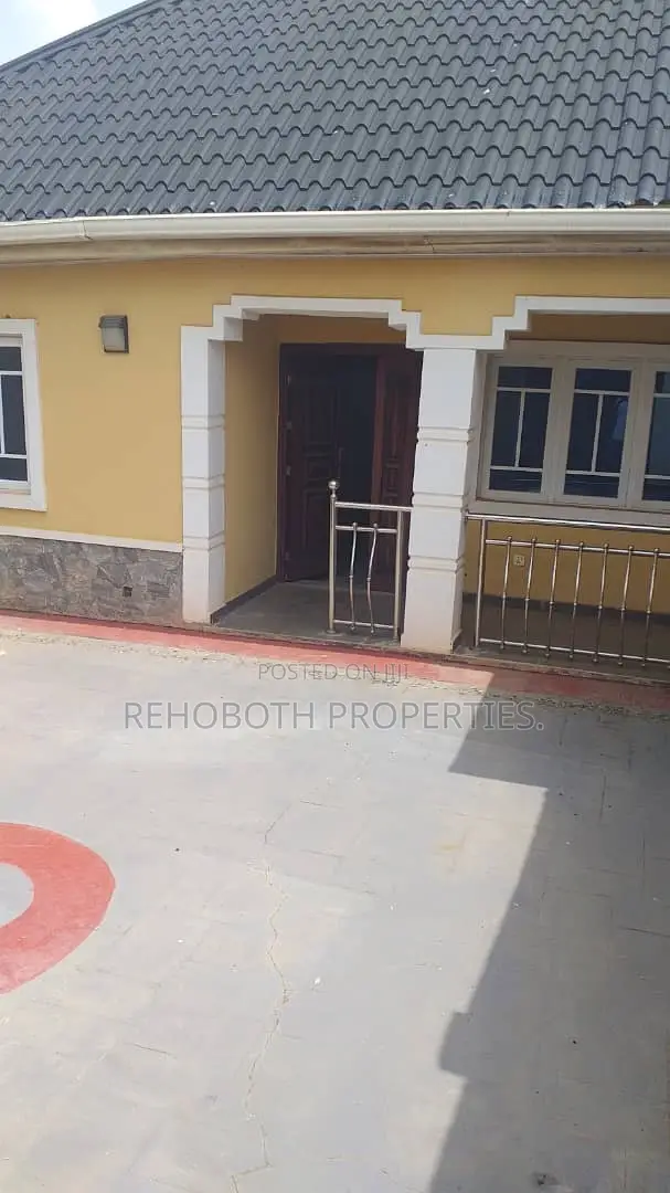 5bdrm Bungalow in Ologuneru, Ibadan for sale
