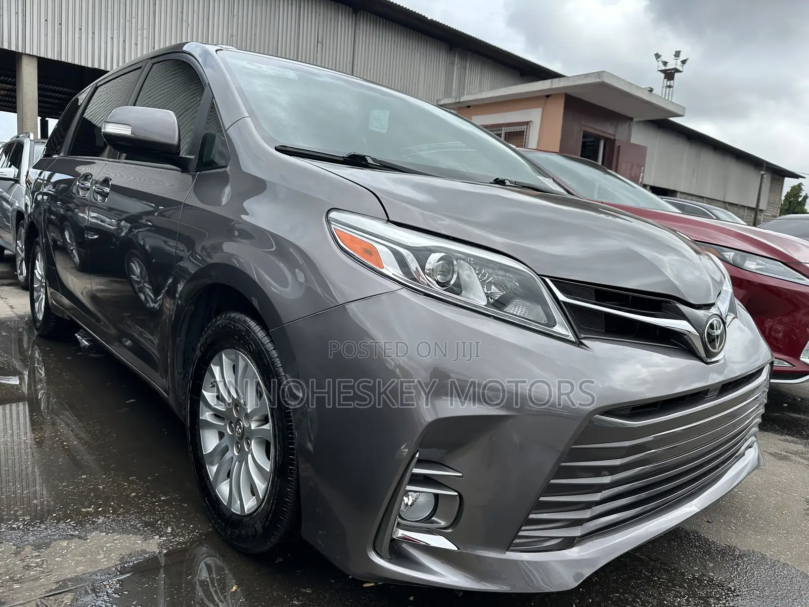 Toyota Sienna XLE 8 Passenger (3.5L 6cyl 8A) 2017 Gray