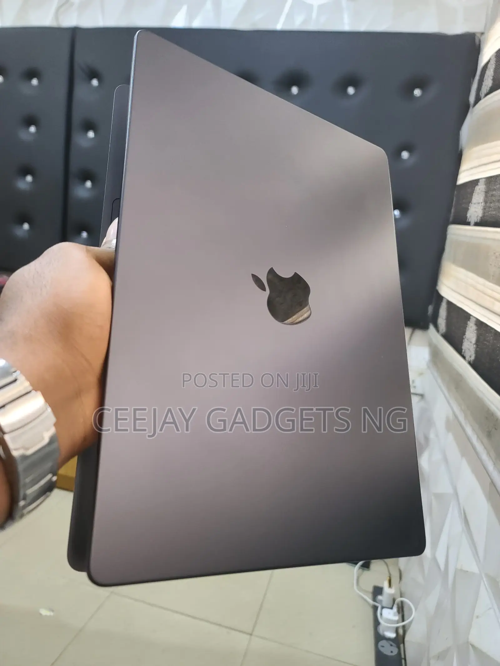 Apple MacBook Pro 2023 M3 Pro 14-inch 18GB Apple M3 Pro SSD 512GB