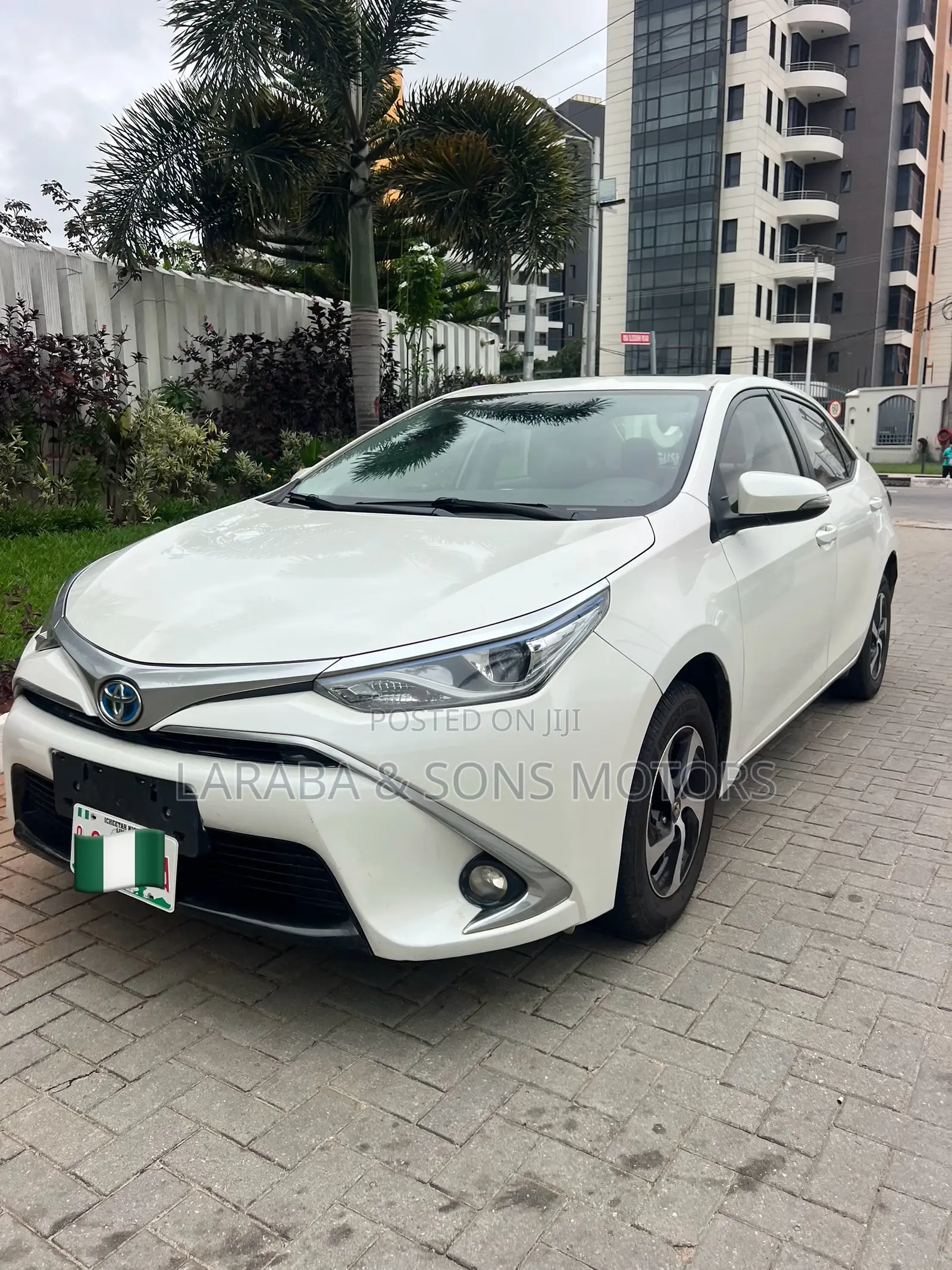 Toyota Corolla LE (1.8L 4cyl 2A) 2018 White