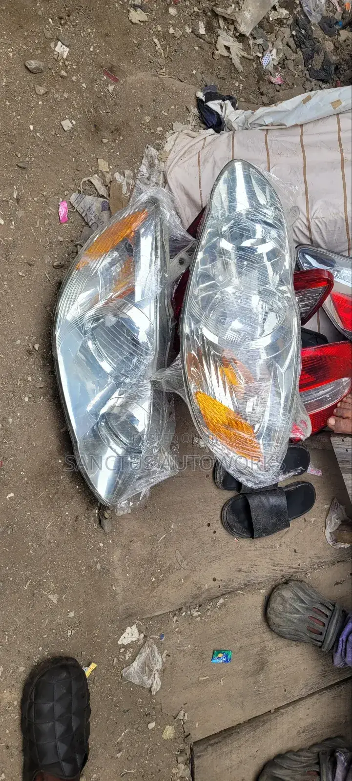 Headlight Toyota Corolla 2005