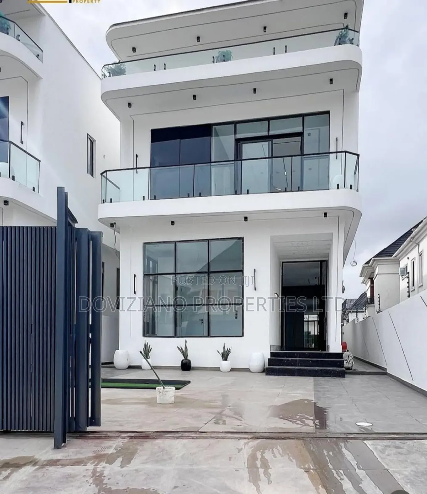 5bdrm Duplex in Chevron for sale
