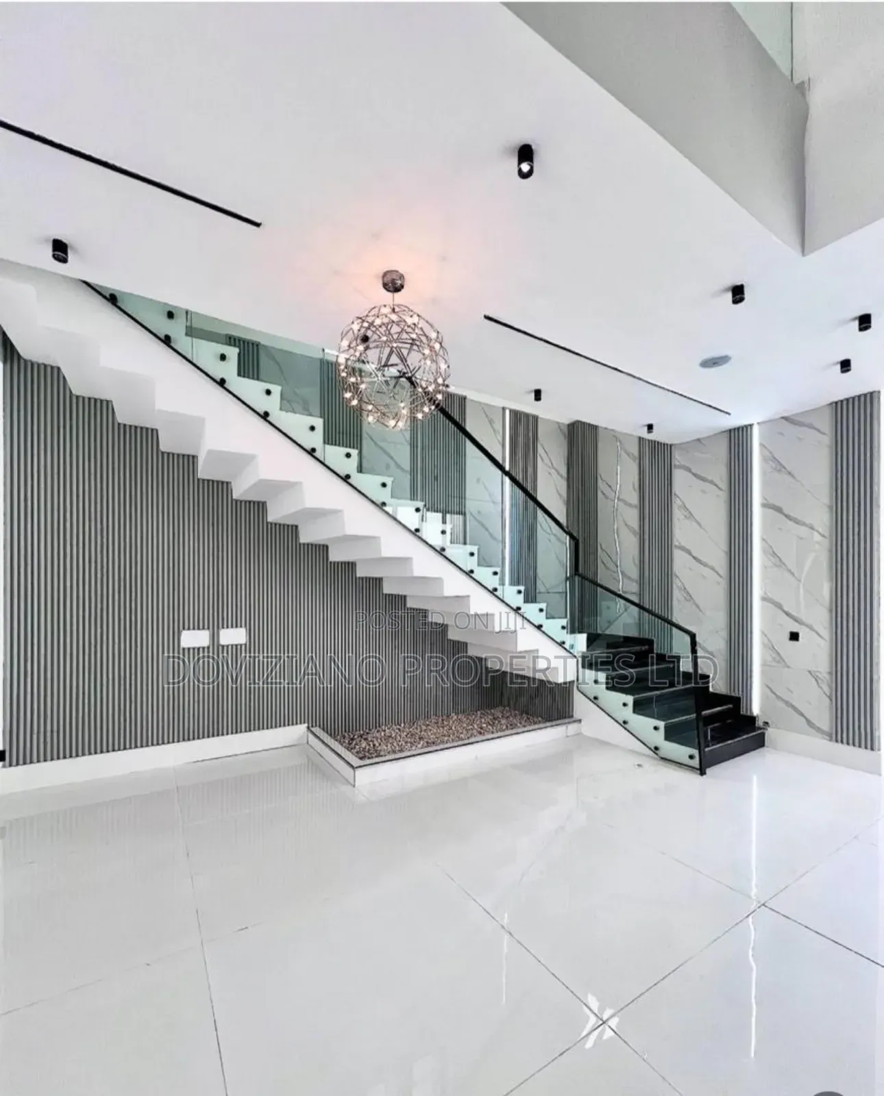 5bdrm Duplex in Chevron for sale