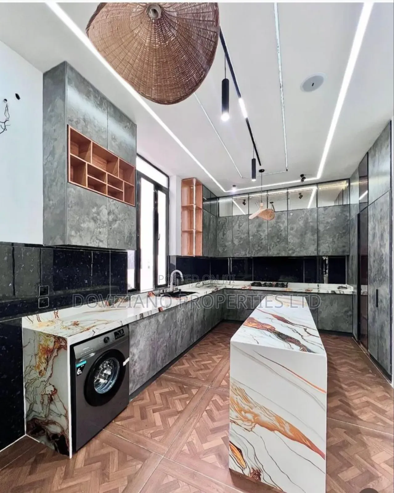 5bdrm Duplex in Chevron for sale