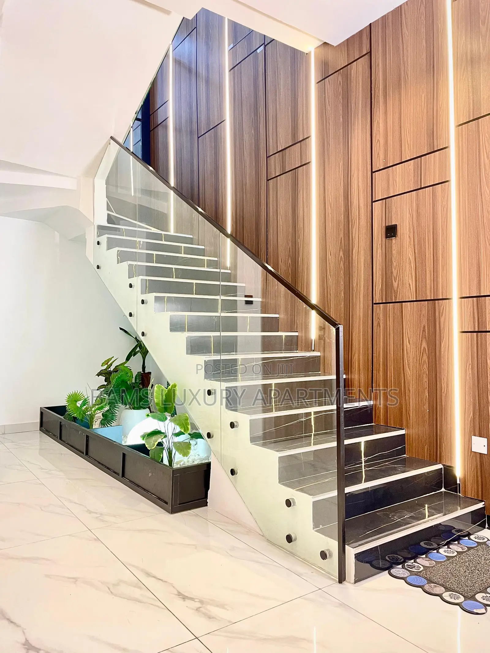 5 Beds Apartment for Stay and Party