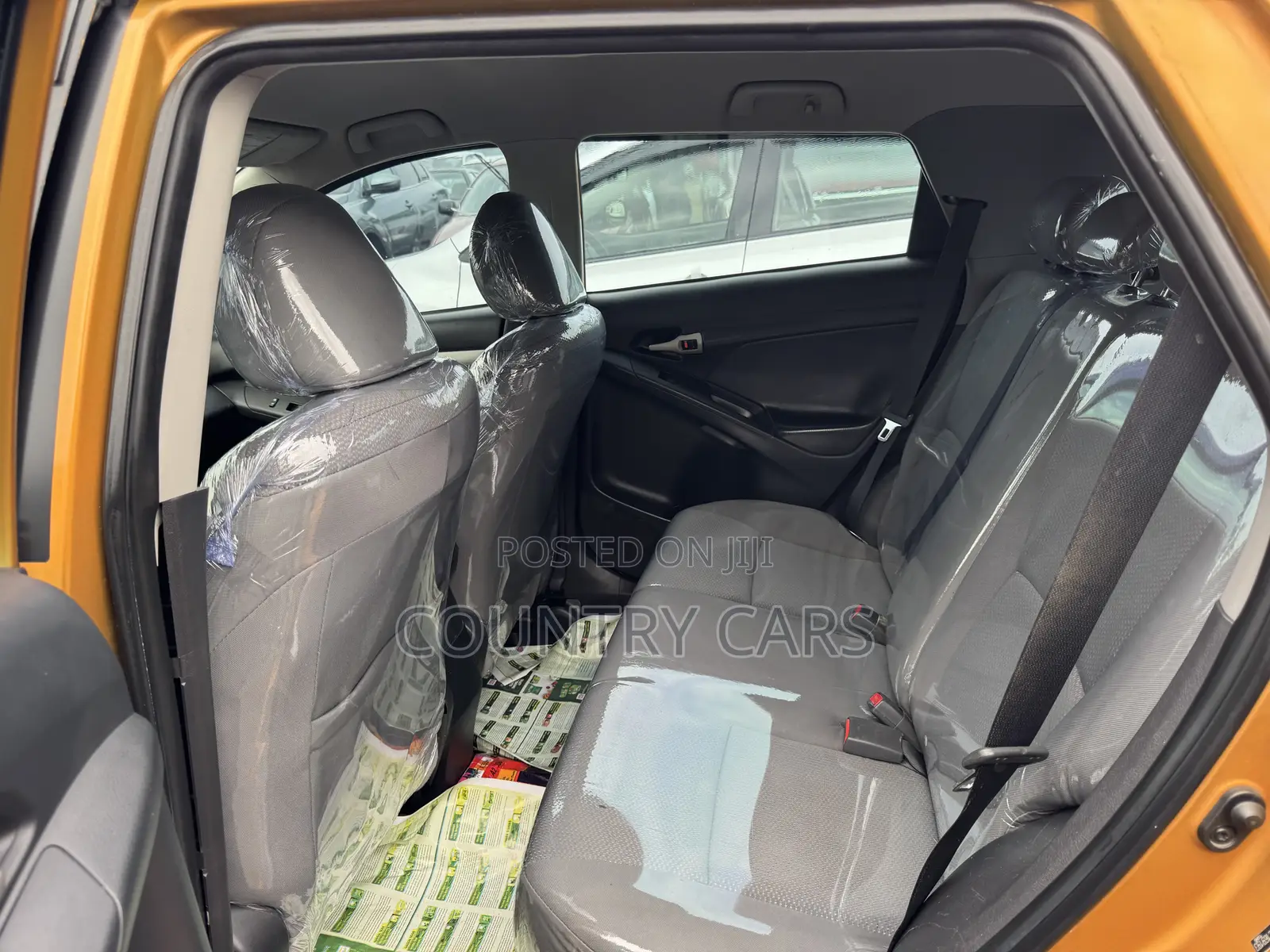Toyota Matrix Hatchback FWD (1.8L 4cyl 5M) 2010 Gold