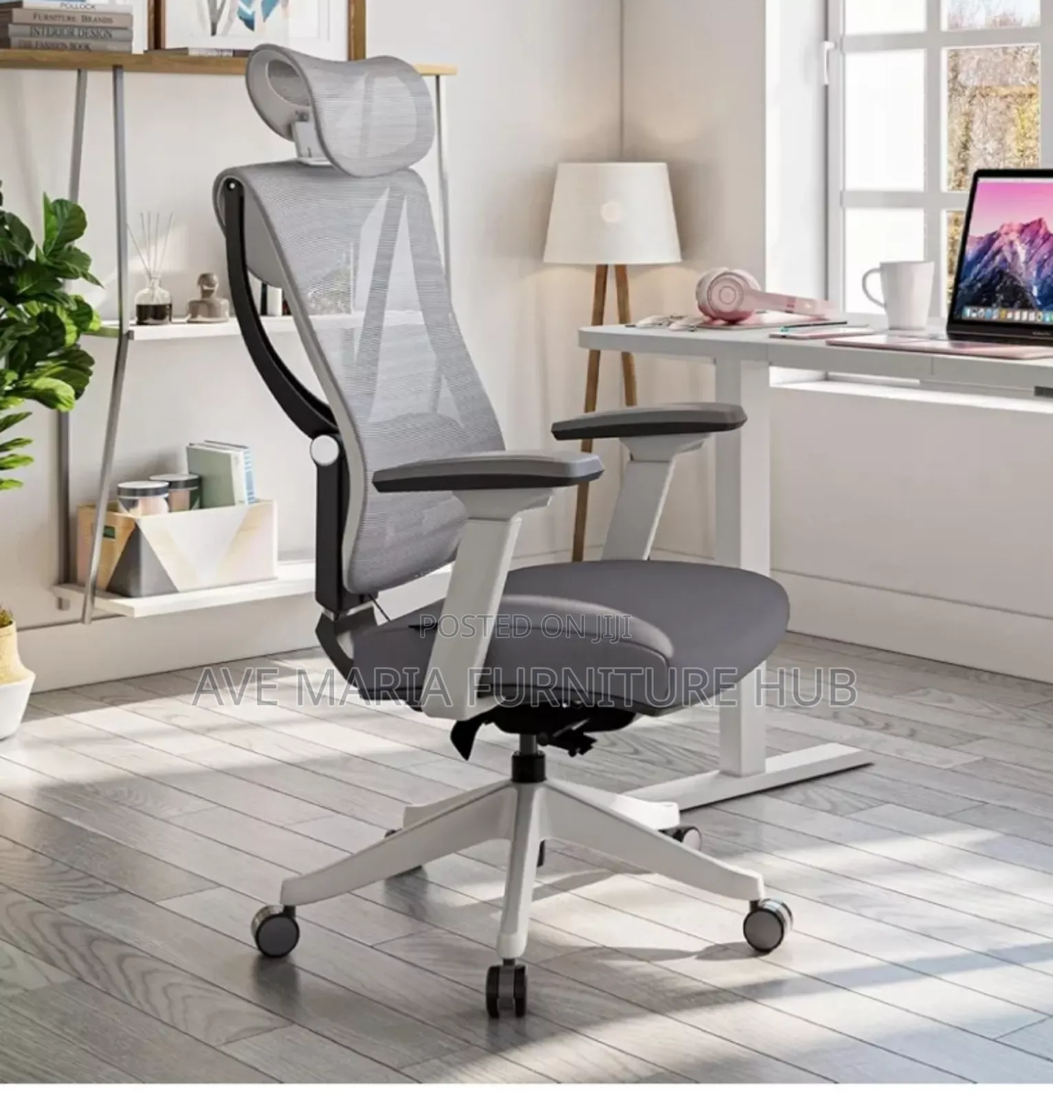 Casual Office Desk Chair. Adjustable Backrest.