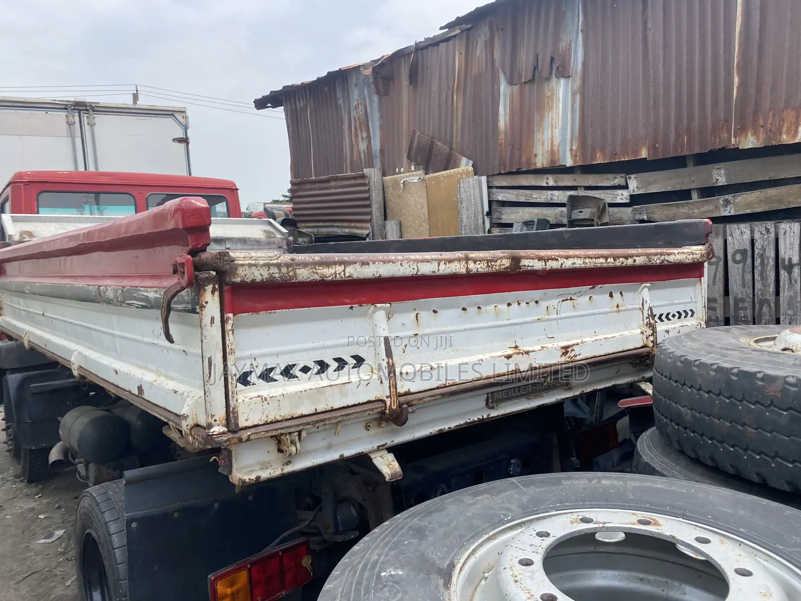 Mercedes Benz Tipper 8 Bolts Red