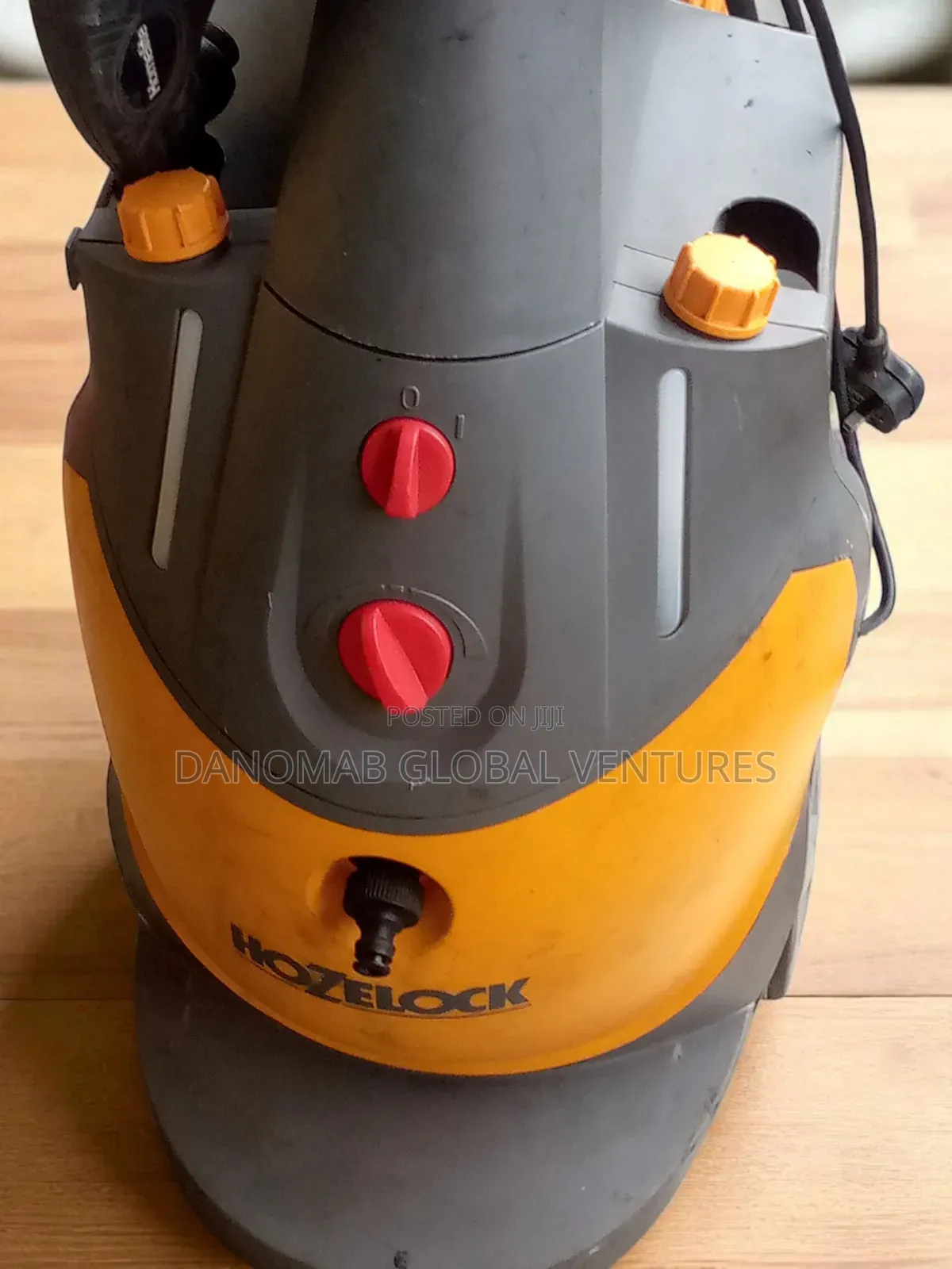 Hozelock Heavy-Duty Pressure Washer With a Twin Soap Tanks