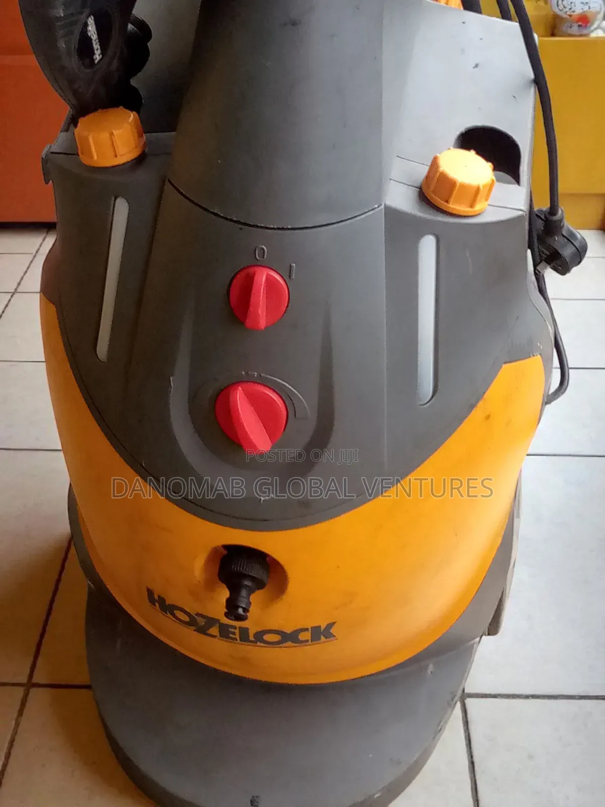 Hozelock Heavy-Duty Pressure Washer With a Twin Soap Tanks