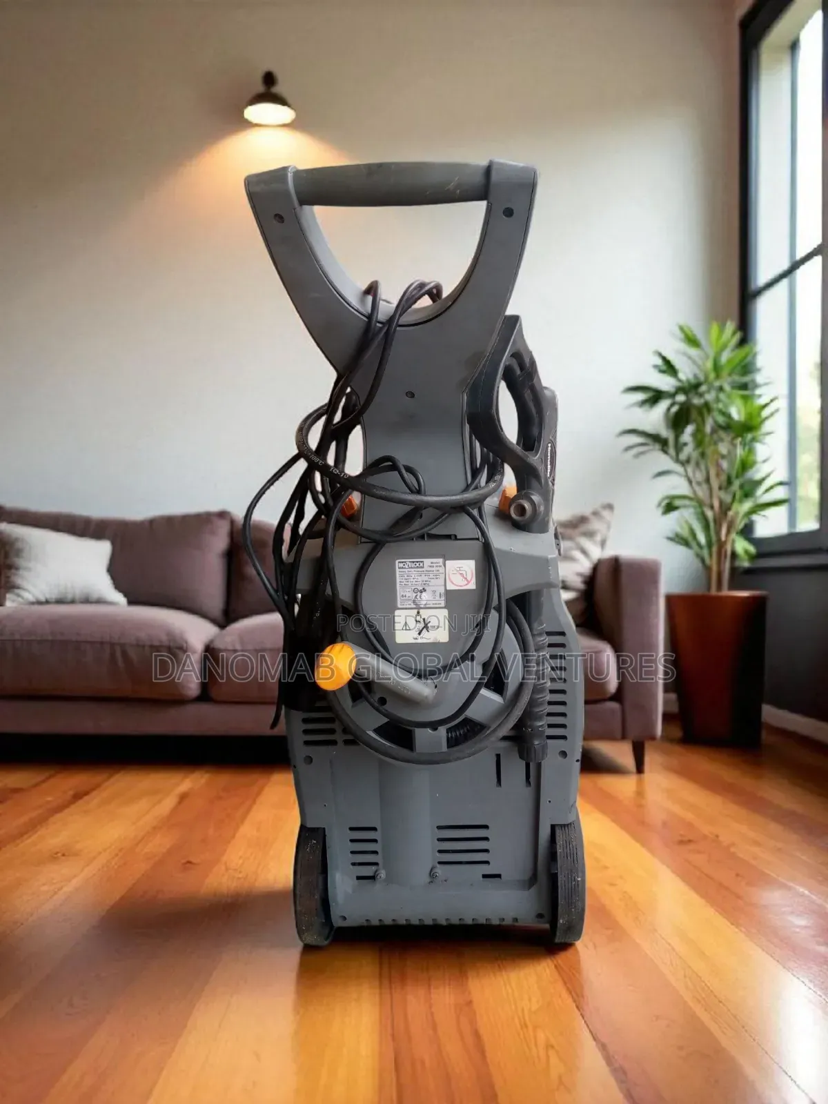Hozelock Heavy-Duty Pressure Washer With a Twin Soap Tanks