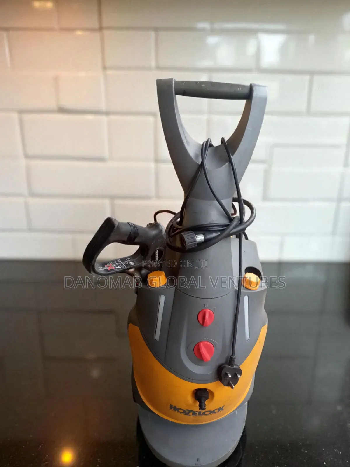 Hozelock Heavy-Duty Pressure Washer With a Twin Soap Tanks