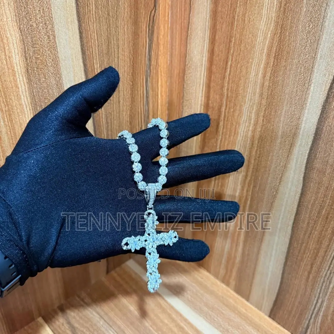 High-Quality Iced Latest Luxury Pendant Cross Blings