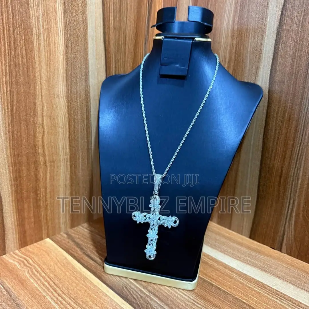 High-Quality Iced Latest Luxury Pendant Cross Blings