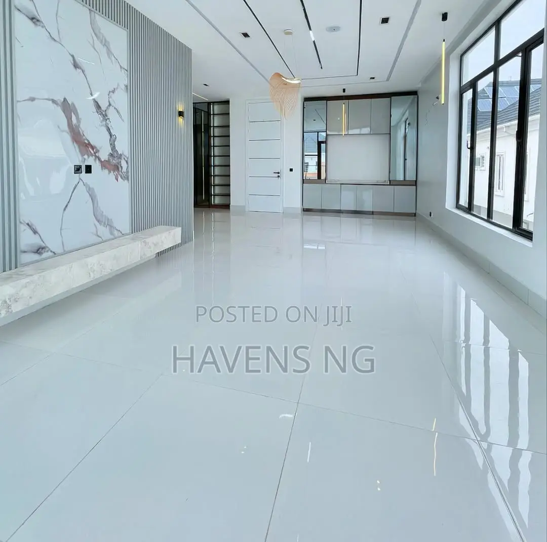 5bdrm Duplex in Chevron for sale