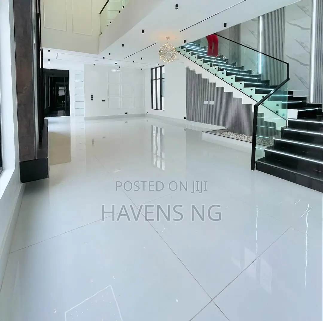 5bdrm Duplex in Chevron for sale