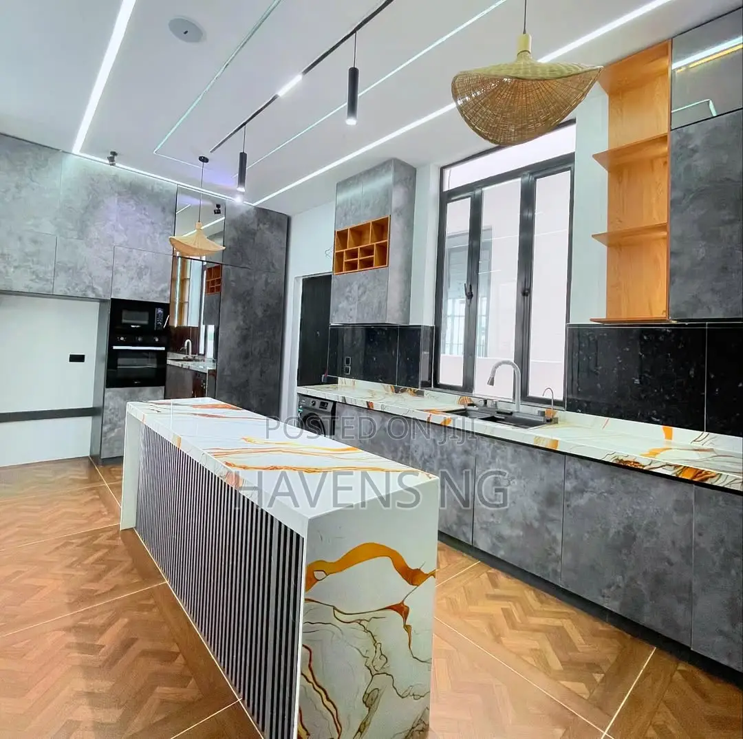 5bdrm Duplex in Chevron for sale