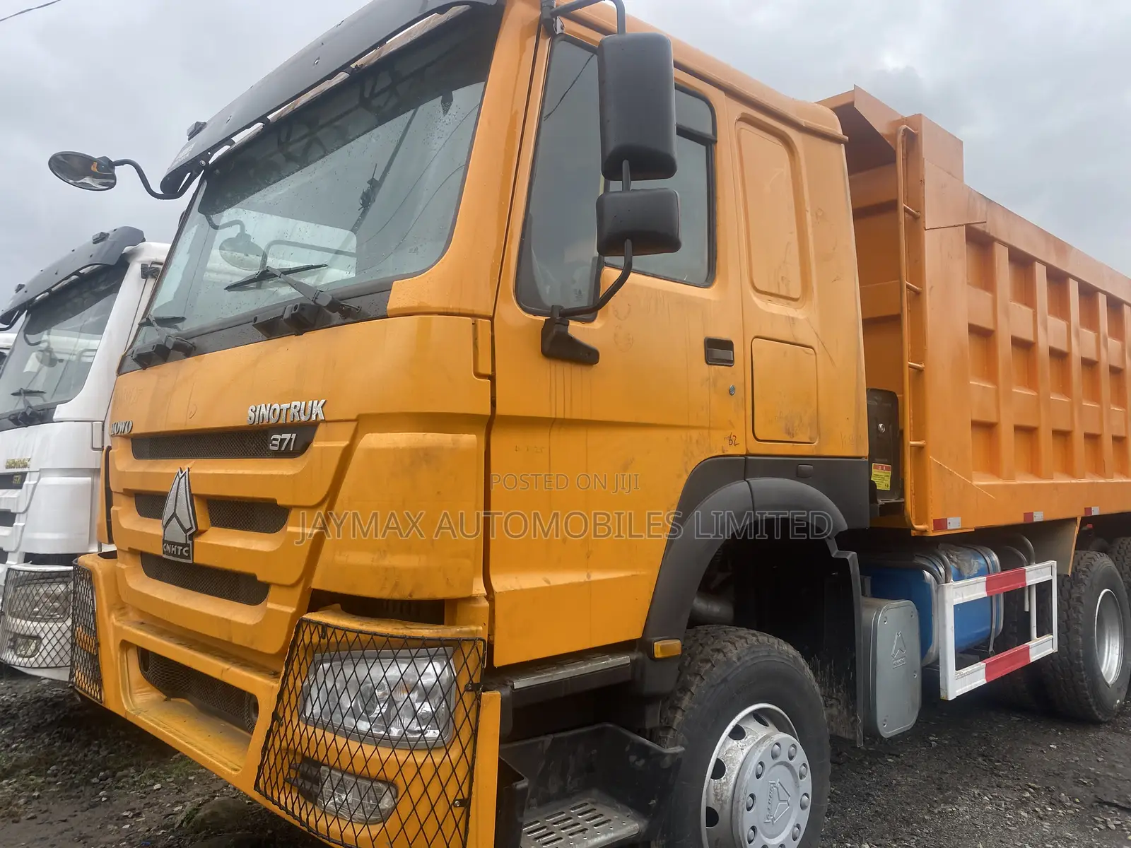 Howo 371 Tipper, Yellow