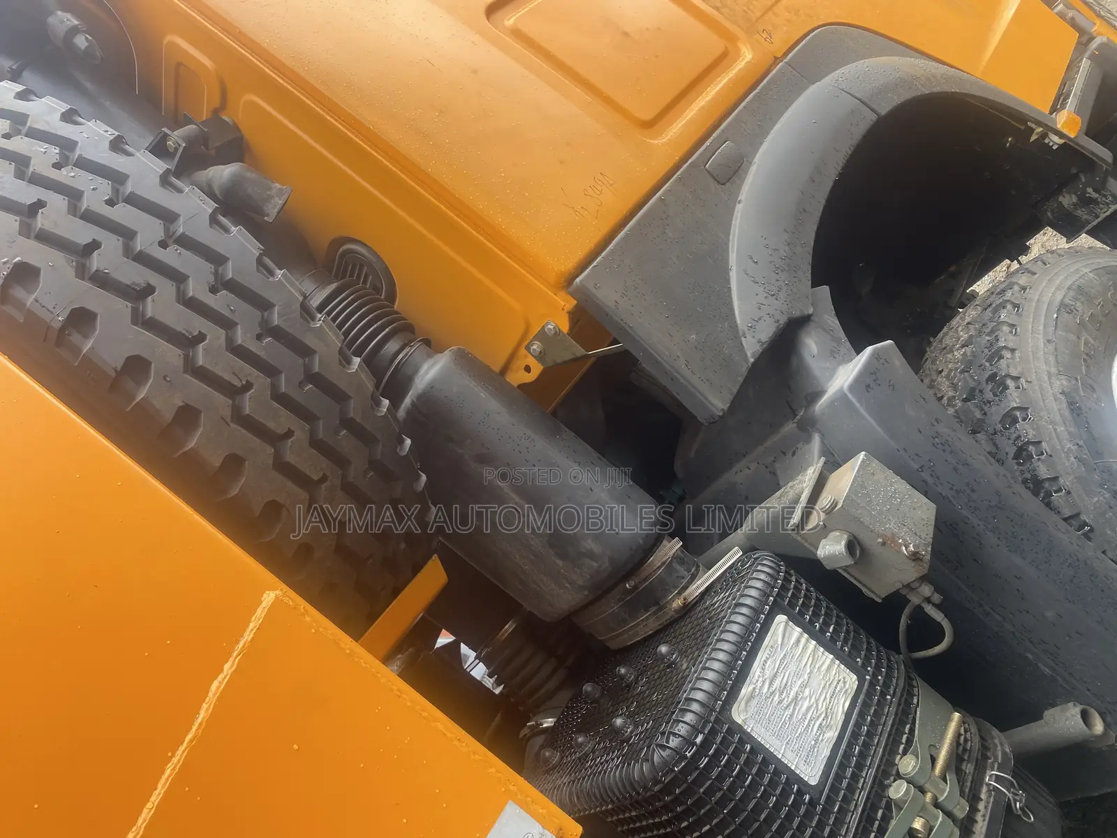 Howo 371 Tipper, Yellow